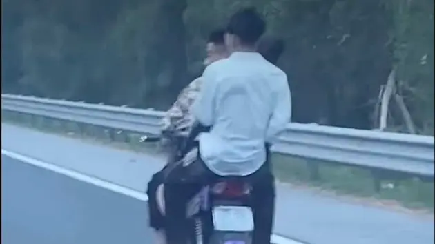 Xe máy kẹp 3, không mũ bảo hiểm đi vào cao tốc