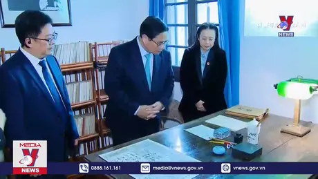 Thủ tướng tham quan di tích nơi Bác Hồ từng hoạt động cách mạng