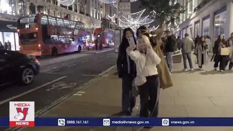 Sôi động lễ hội bật đèn Giáng sinh sớm tại Anh