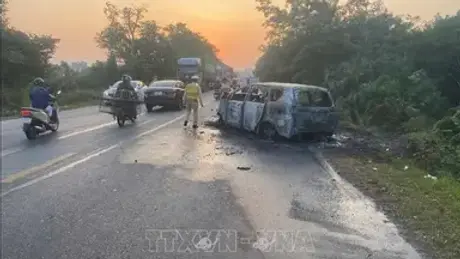 Ô tô con bốc cháy sau va chạm với container, 5 người bị thương