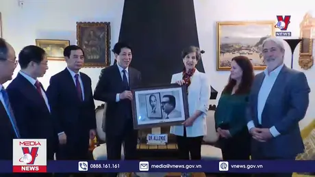 Chủ tịch nước thăm gia đình cố Tổng thống Chile