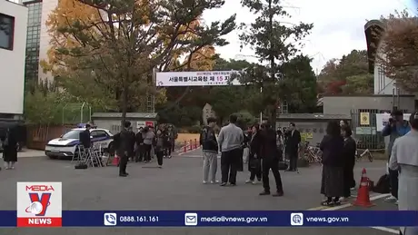 Thí sinh Hàn Quốc bước vào kỳ thi đại học khó khăn
