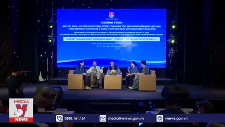 Gặp gỡ những người treo cờ Việt Nam trên nóc Nhà thờ Đức Bà Paris