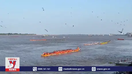Campuchia khai hội đua thuyền