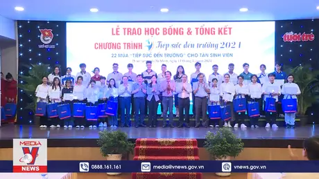 Hơn 230 suất học bổng “Tiếp sức đến trường” tặng tân sinh viên