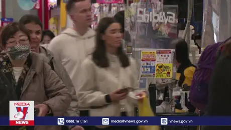 Nhật Bản cân nhắc bỏ hạn mức mua sắm miễn thuế cho du khách