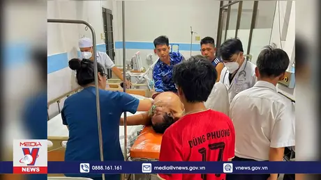 Cảnh sát biển cứu sống ngư dân bị ngạt thở trong hầm cá