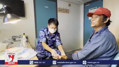 Cảnh sát biển cấp cứu ngư dân gặp nạn trên biển