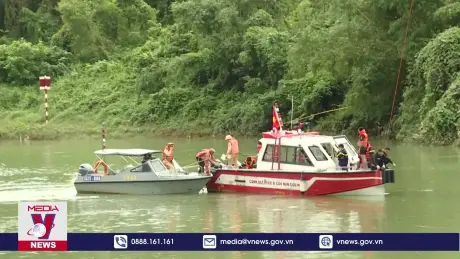 Nỗ lực tìm kiếm 2 người mất tích trên chiếc xe chở rác rơi xuống sông