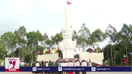 Dâng hương tại tượng đài chiến thắng Bình Giã