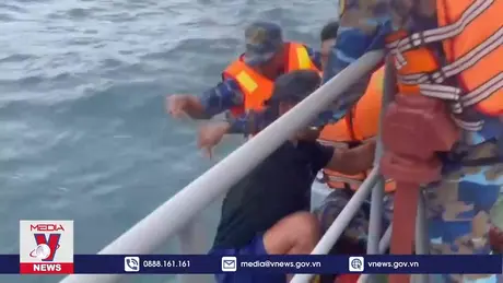 Đưa 5 thuyền viên tàu cá bị chìm trên biển vào bờ an toàn