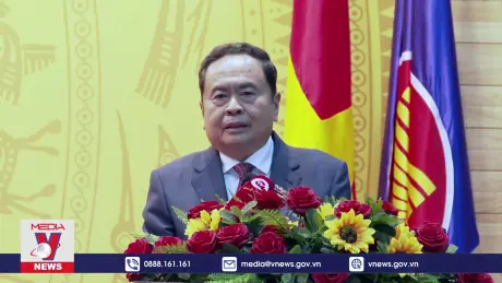 Chủ tịch Quốc hội gặp gỡ cộng đồng người Việt tại Campuchia