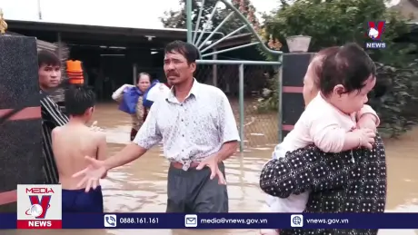 Nước lũ dâng cao, nhiều nơi ở Quảng Ngãi ngập sâu, chia cắt