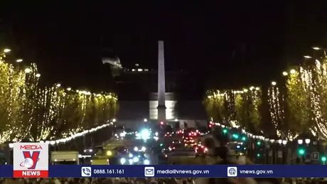Khải hoàn môn Paris lấp lánh đèn Giáng Sinh