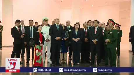 Phó Chủ tịch nước Võ Thị Ánh Xuân cùng Tổng thống Bulgaria tham quan Bảo tàng Lịch sử  quân sự Việt Nam