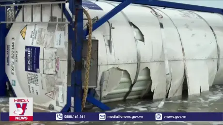 Khẩn trương làm rõ nguồn gốc 3 bồn nhôm nghi chứa hóa chất trôi dạt