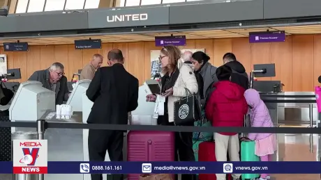 Nhộn nhịp hoạt động đi lại trong dịp lễ Tạ ơn tại Mỹ