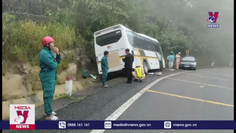 Xe chở khách du lịch bị mất phanh, tài xế đâm vào vách