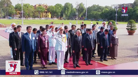 Quốc vương Campuchia vào Lăng viếng Chủ tịch Hồ Chí Minh