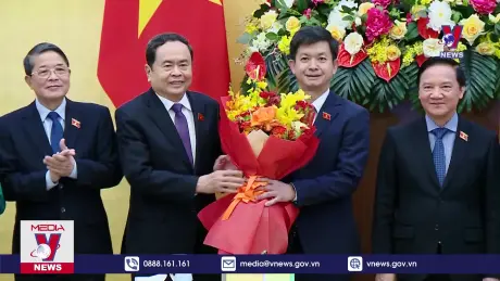 Trao Nghị quyết bổ nhiệm Chủ nhiệm Văn phòng Quốc hội