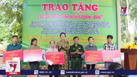 Trao tặng 10 căn nhà Tình nghĩa quân dân