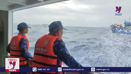 Lai kéo tàu cá bị hỏng trên biển về đảo Phú Quý