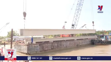 Gác nhịp dầm đầu tiên cầu Đại Ngãi 2 nối đôi bờ sông Hậu