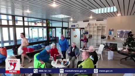 Bơi giữa trời Đông mừng Lễ Giáng Sinh