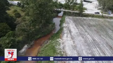 Dòng Suối ở Chơn Thành đổi màu đỏ như máu kéo dài nhiều cây số