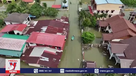 Lũ lụt đảo lộn cuộc sống của người dân Malaysia