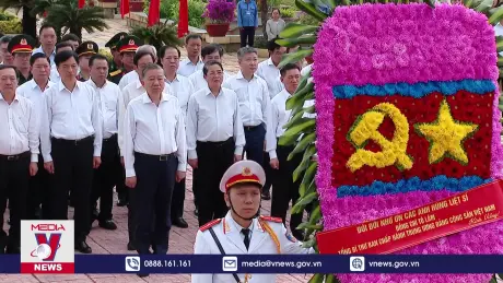 Tổng Bí thư dâng hương các anh hùng Liệt sỹ