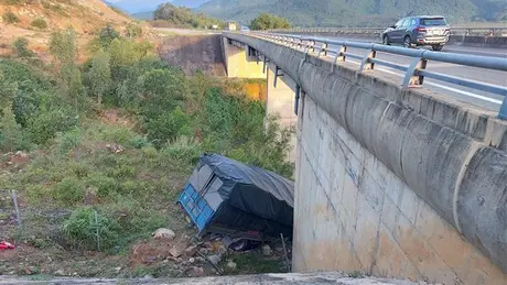 Đường La Sơn - Túy Loan: Xe tải rơi xuống cầu khi lưu thông 