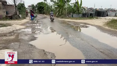 Mặt đê Hữu Đào tỉnh Nam Định đang bị xuống cấp nghiêm trọng