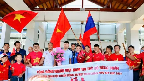 CĐV Việt Nam nồng nhiệt đón thầy trò Kim Sang Sik tại Lào