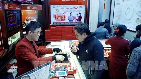 Vàng giảm mạnh sáng 6/12