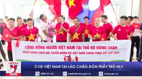 Cổ động viên Việt Nam tại Lào chào đón thầy trò huấn luyện viên