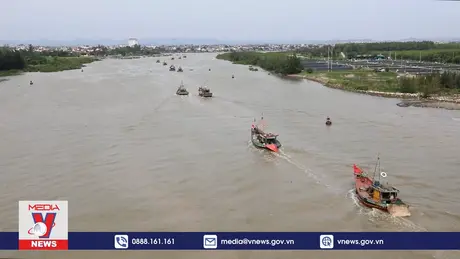 Tàu thuyền ngư dân gặp rủi ro khi ra, vào lạch Vạn