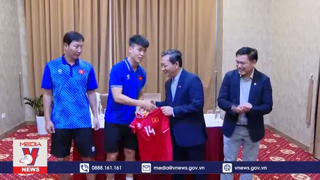 Đại sứ Việt Nam tại Lào thăm và động viên thầy trò HLV Kim Sang Sik