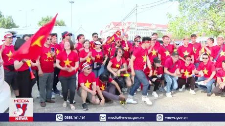Cổ động viên Việt Nam sẵn sàng cho một trận bóng sôi động tại Lào