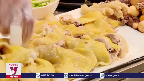 Hà Nội lần đầu cho robot phục vụ món “phở số”