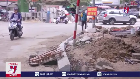 Sửa lòng đường vỉa hè cản trở giao thông dịp cuối năm