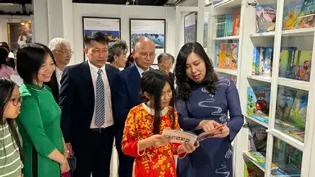 Sách tiếng Việt dành cho kiều bào được vinh danh