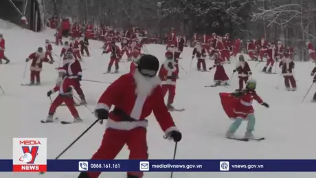 Hàng trăm ông già Noel trượt tuyết sớm
