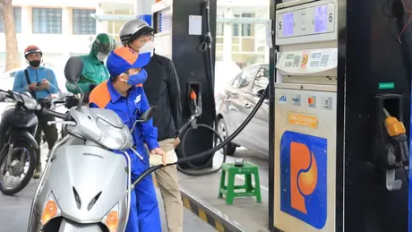 Giá xăng RON95-III tăng nhẹ, lên gần ngưỡng 20.600 đồng mỗi lít
