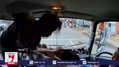 Xác minh clip tài xế xe tải bị đánh khi đang dừng đèn đỏ