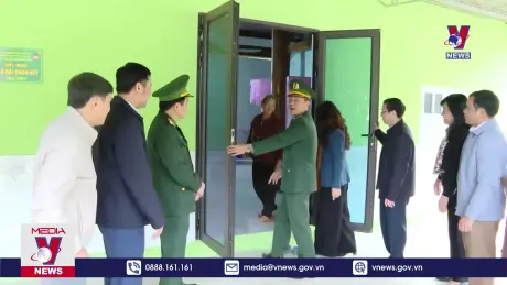 Trao 25 nhà Đại đoàn kết cho hộ nghèo huyện biên giới Tương Dương