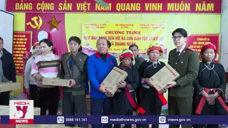 Trao tặng đèn năng lượng cho đồng bào nơi địa đầu Tổ quốc