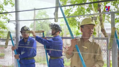 Để người thợ mỏ gắn bó với ngành than