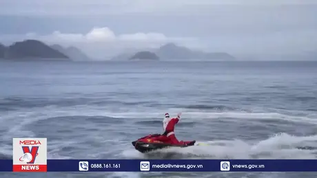 Ông già Noel lướt sóng phát quà