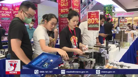 Khách hàng TP.HCM chi tiền triệu, săn hàng hiệu cuối năm